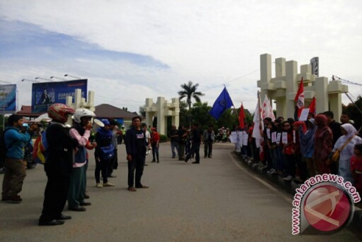 Buruh Kalbar Tuntut Kenaikan UMP 100 Persen