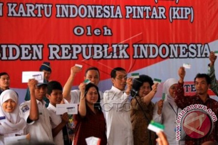 Jokowi Bagikan Kartu Sakti di Klaten