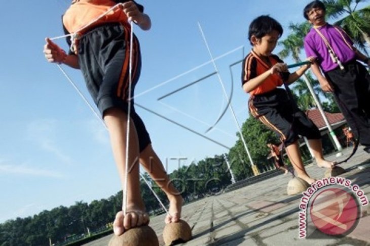 Permainan Tradisional Egrang Batok Kelapa