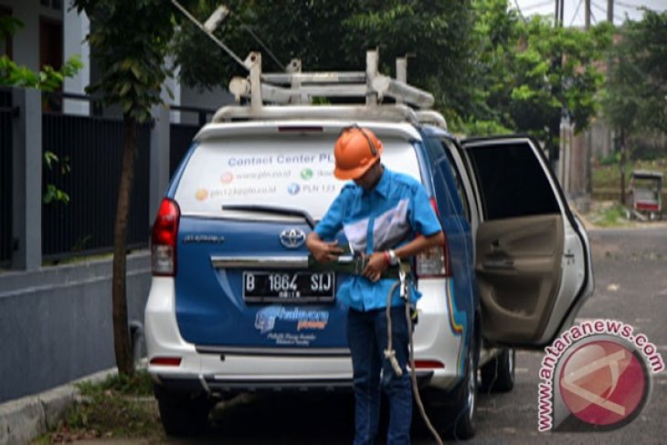 Alat Kerja Petugas PLN