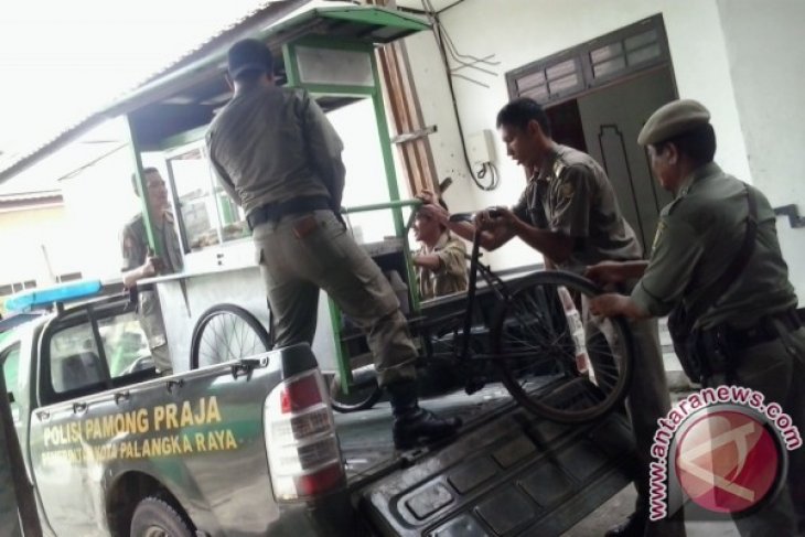 Satpol PP Palangka Raya Tertibkan PKL