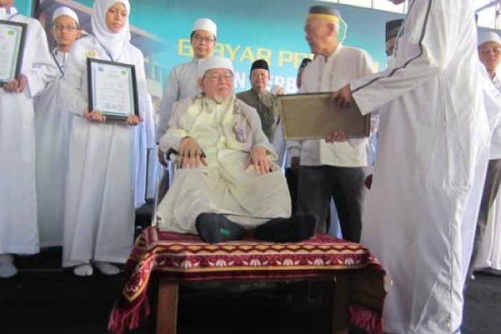 KH Bashori Alwi Uji SMP Khadijah