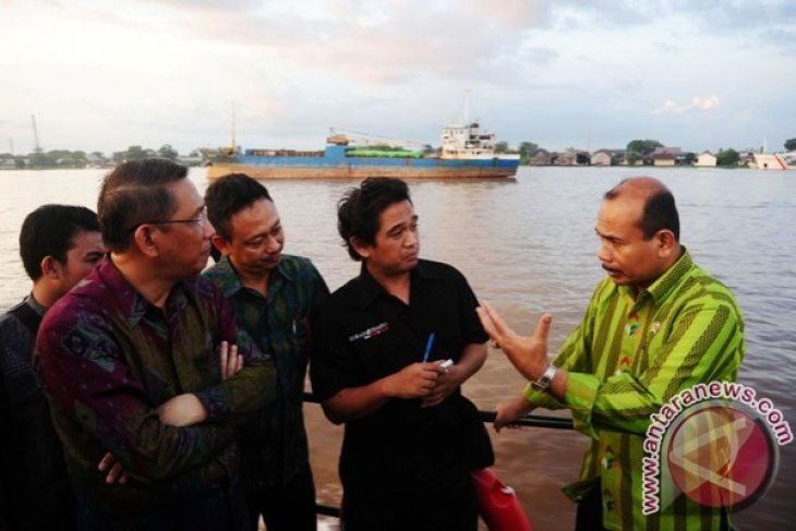 Menteri PPN/Kepala Bappenas Meninjau Sungai Kapuas