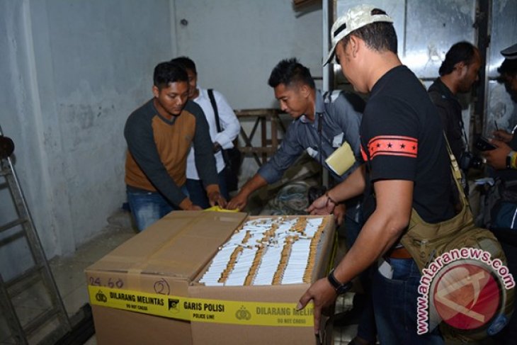 PENGREBEKAN GUDANG ROKOK ILEGAL