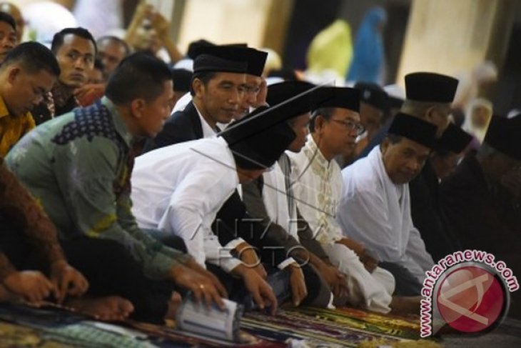 President Attends Tarawih Prayers At Istiqlal Mosque