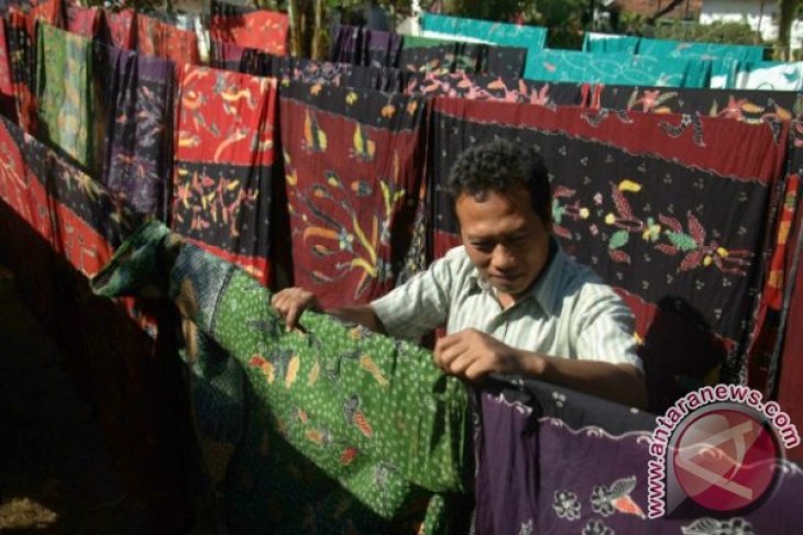 Produksi Batik Turun
