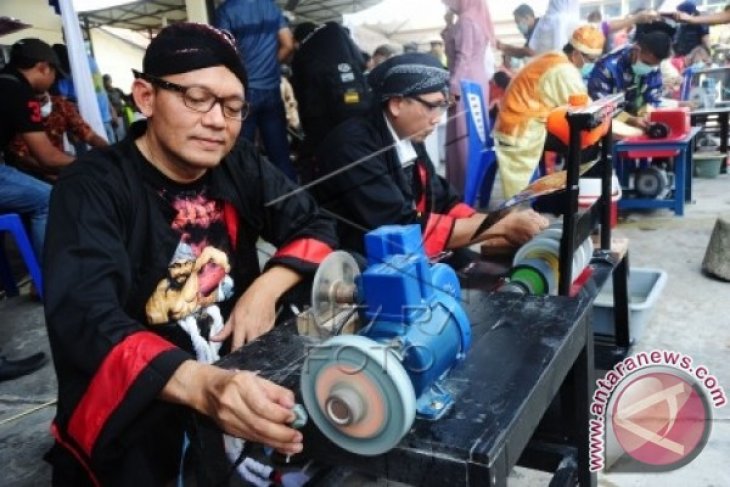 Pejabat Polisi Lomba Asah Batu Akik