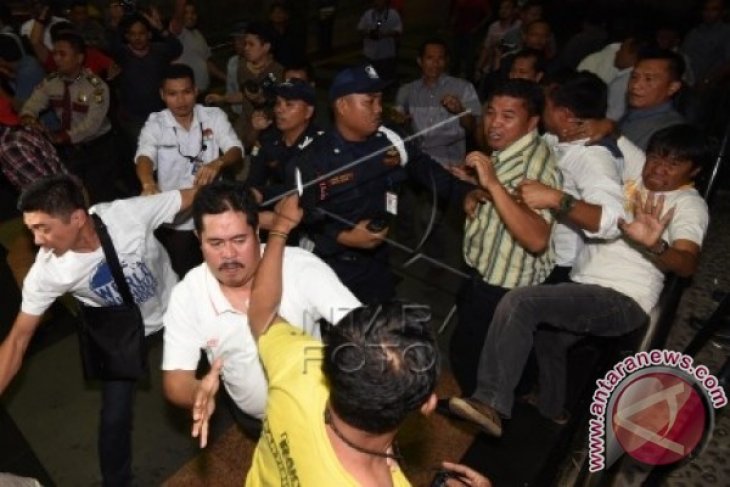 Puluhan Massa Pukuli Wartawan KPK