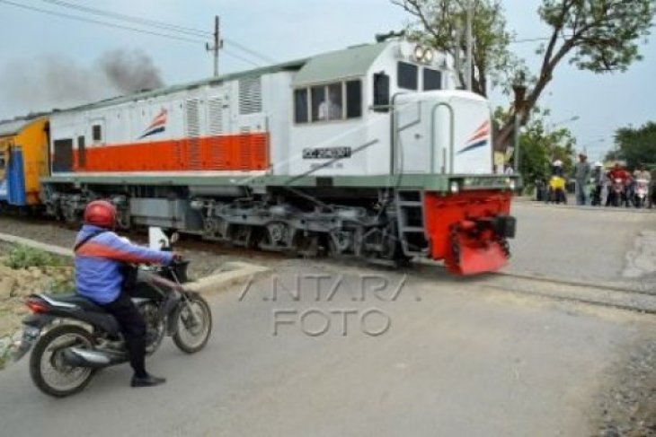 PERLINTASAN KERETA API