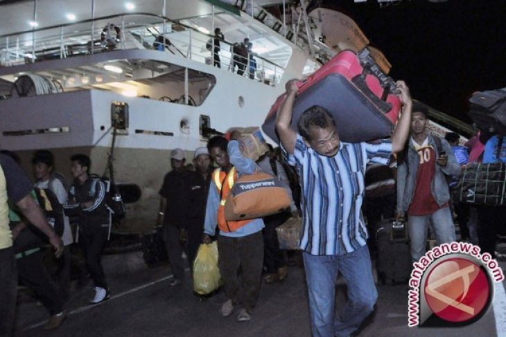 Pemudik Menginap di Pelabuhan Penyeberangan Gorontalo