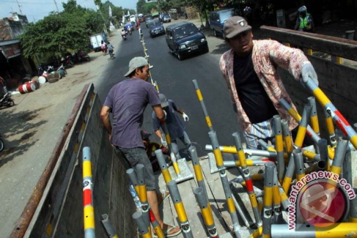 Pemasangan Separator Jalan