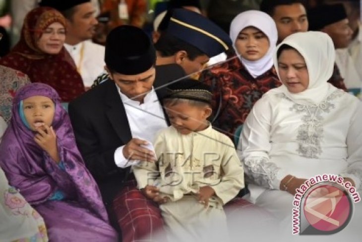 Presiden Bagikan Uang Lebaran