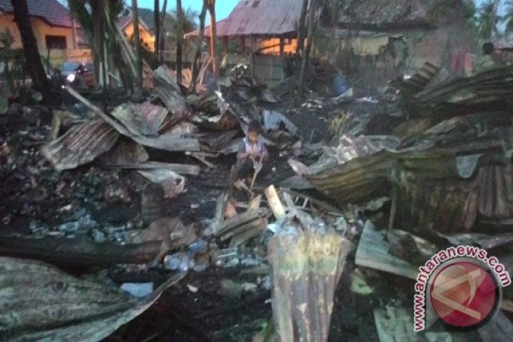 Puluhan kios Pasar Angso Duo terbakar