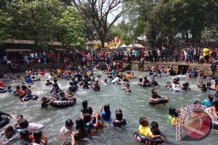 Wisatawan Pemandian Banyubiru Pasuruan Turun 50 Persen