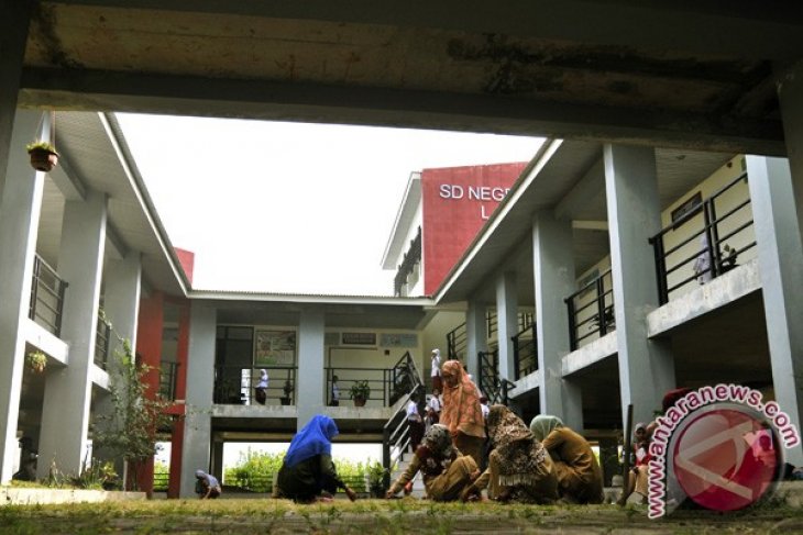 Orang Tua Murid Bantu Bersihkan Sekolah