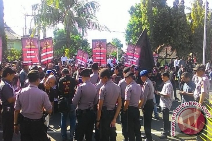 Ratusan Polisi Atur Lalin Jelang Sidang Engeline