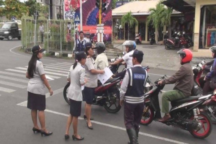 Dishub Buleleng Sebar Brosur Jelang