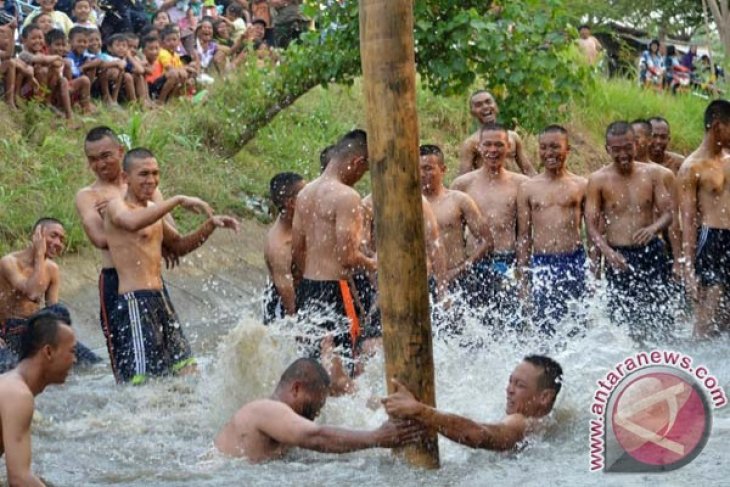 Lomba Panjat Pohon Pinang