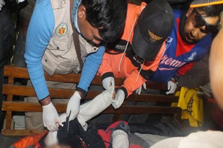 Rekan Korban Pendaki Semeru Penuhi Rumah Duka