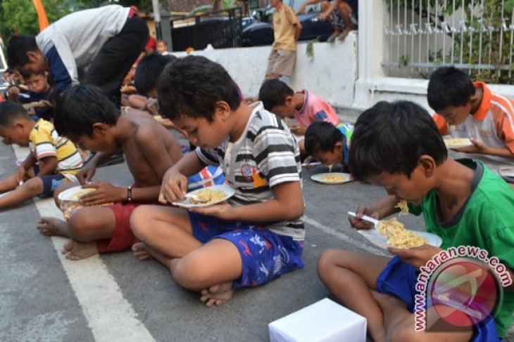 Lomba Makan Mie