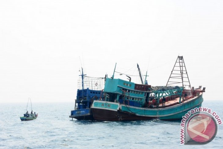 Kapal Nelayan Asing Dijadikan Rumpon