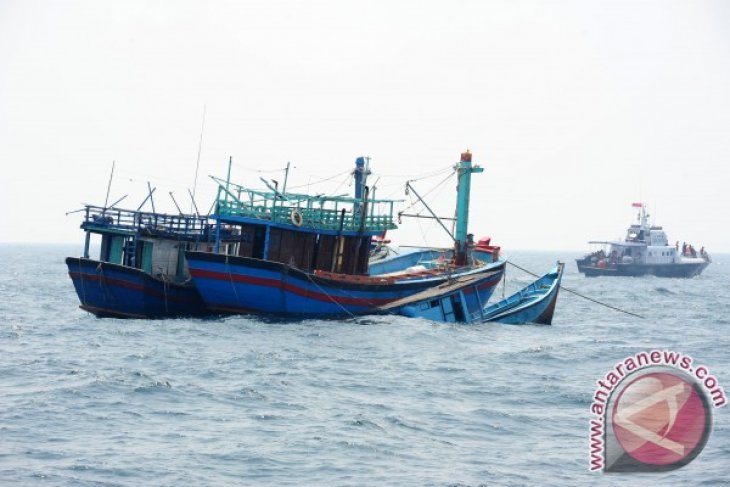 Kapal Nelayan Asing Dijadikan Rumpon