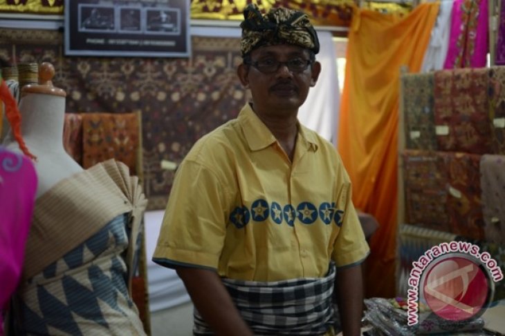 Perajin Bali Hasilkan Kain Songket Pewarna Alami