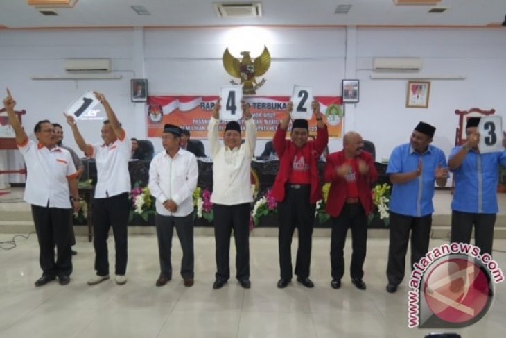Martin - Suprapto Disambut Beragam Adat di Ketapang