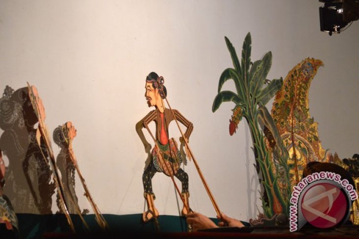 Pentas Wayang Kulit Enthus