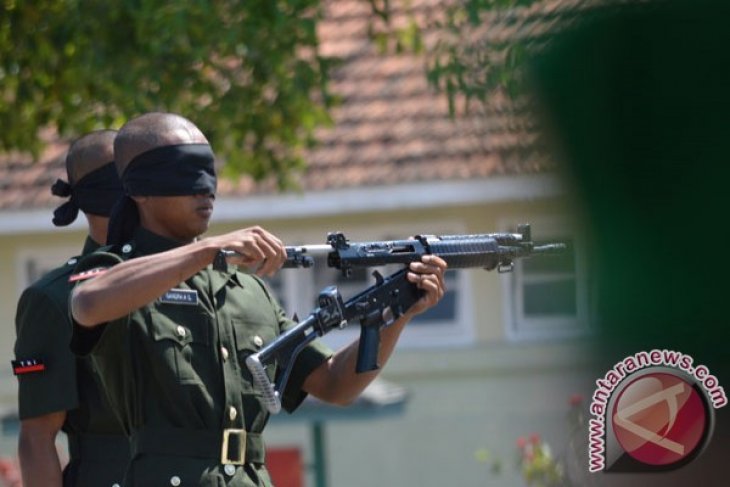 Bongkar Pasang Senjata