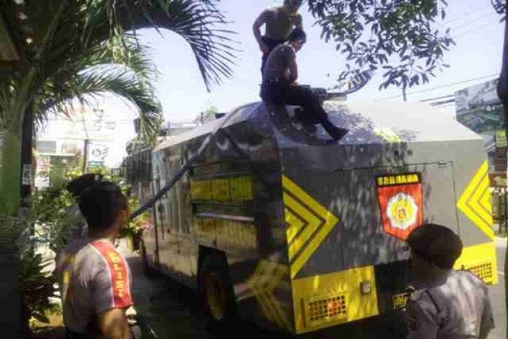 Polisi Buleleng Salurkan Air Bersih Atasi Kekeringan