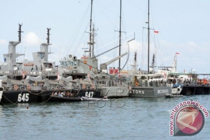 Indonesian Warships Conduct Sail Tomini 2015 Parade Rehearsal