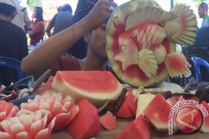 Puluhan Pelajar Bali Ikuti Lomba Ukir Buah