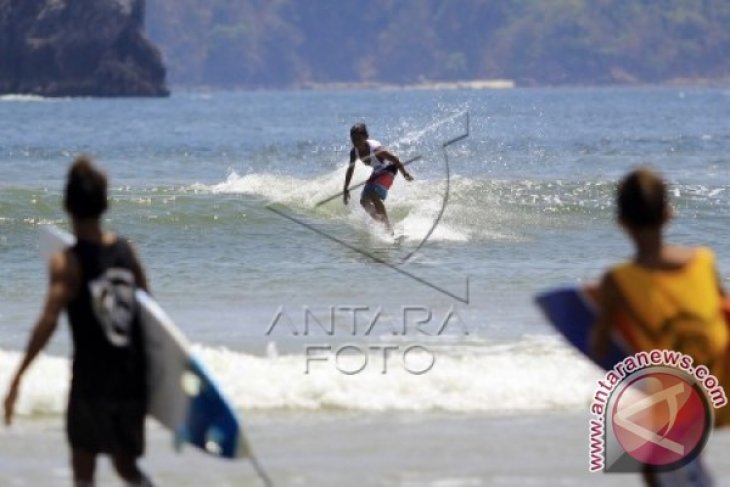 80 Surfers From Various Countries Compete In Banyuwangi