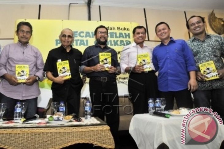 Bedah Buku Pecah Belah Partai Golkar