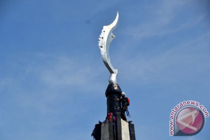 Pengecatan Tugu Kujang