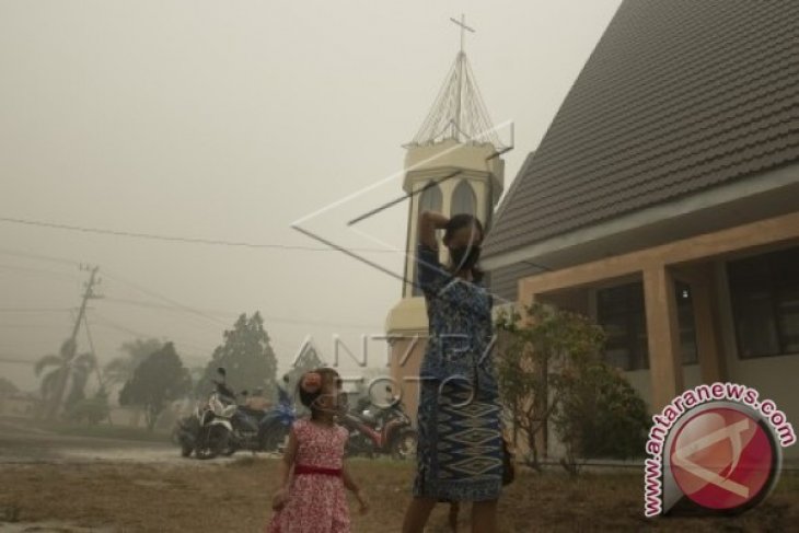 Misa Gereja Sion di Tengah Kabut Asap