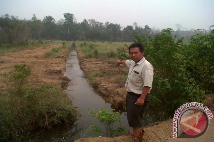 PT-ALMN Distribusikan Air Ke Kanal Untuk Cegah & Padamkan Kebakaran