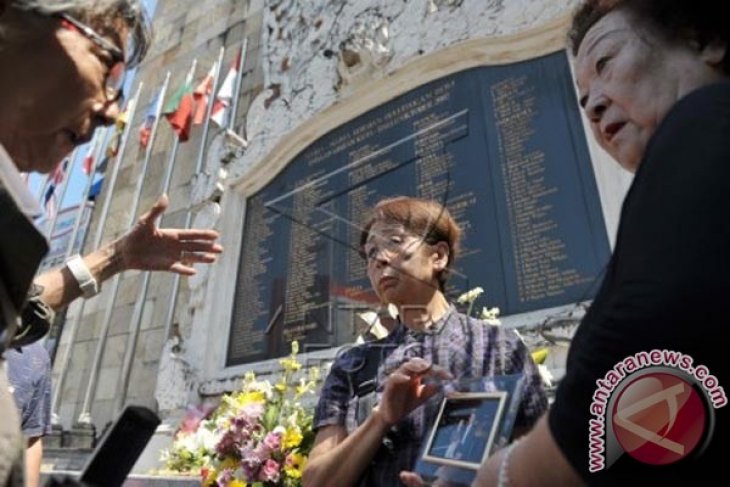 Foreign Tourists Offer Prayers At Bali Bomb Monument