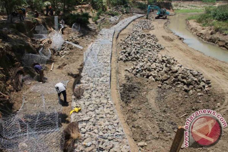 Pemasangan Bronjong Antisipasi Banjir