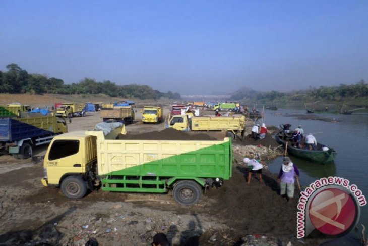 Truk Pengangkut Pasir