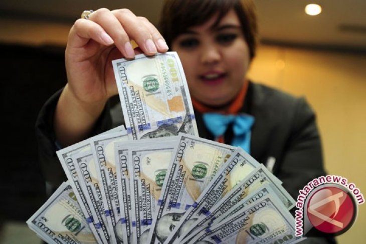 Dolar sedikit menguat