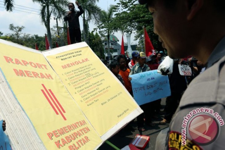 Demo Tolak Calon Bupati 