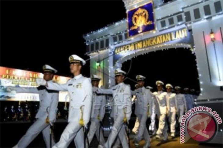 Gubernur AAL Lepas 99 Perwira Remaja