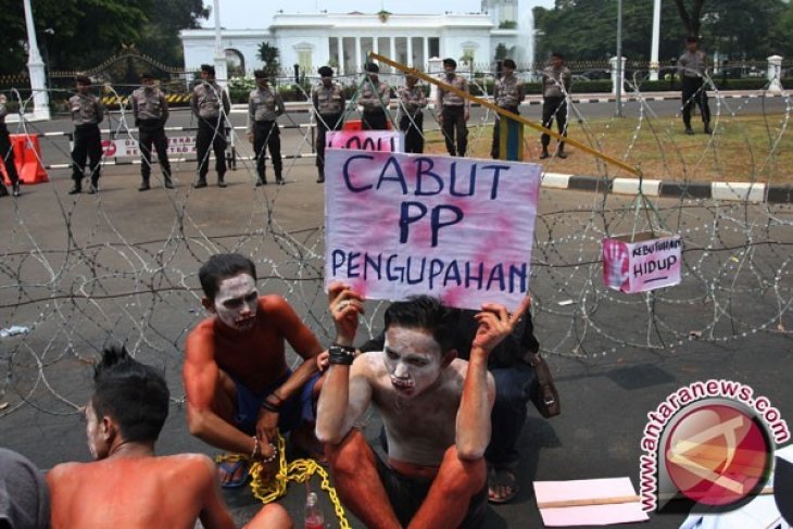 Buruh menginap di sekitar Monas hingga PP Pengupahan dicabut