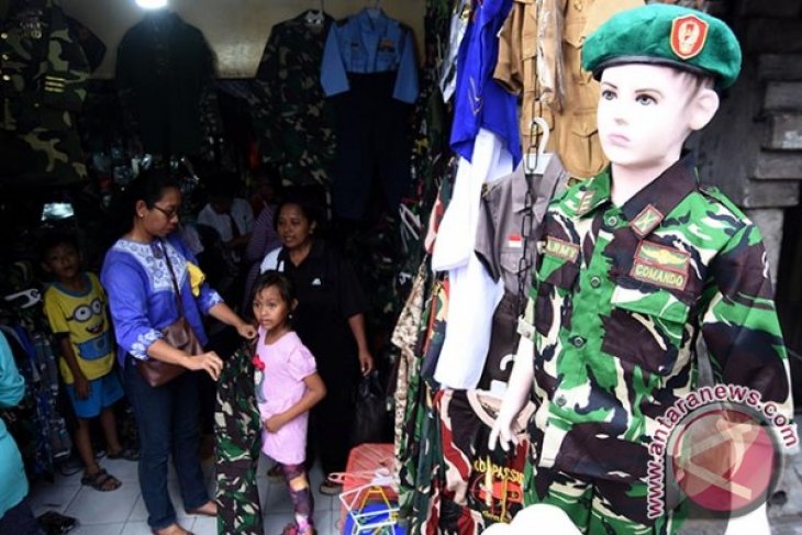 Penjualan Atribut TNI Polri Meningkat