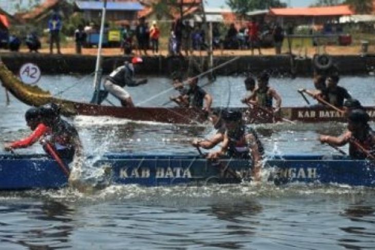 LOMBA PERAHU NAGA