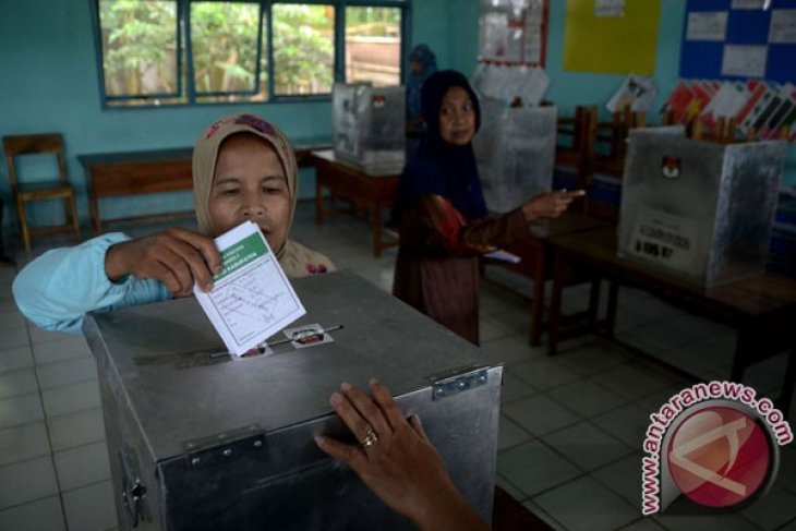 Warga Depok Mulai Datangi TPS