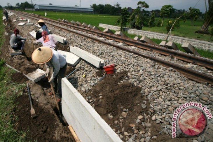 Pasang Tembok Pengaman Rel Kereta