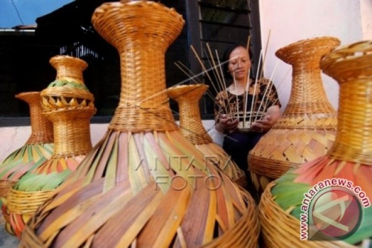 Kerajinan Guci Berbahan Bambu